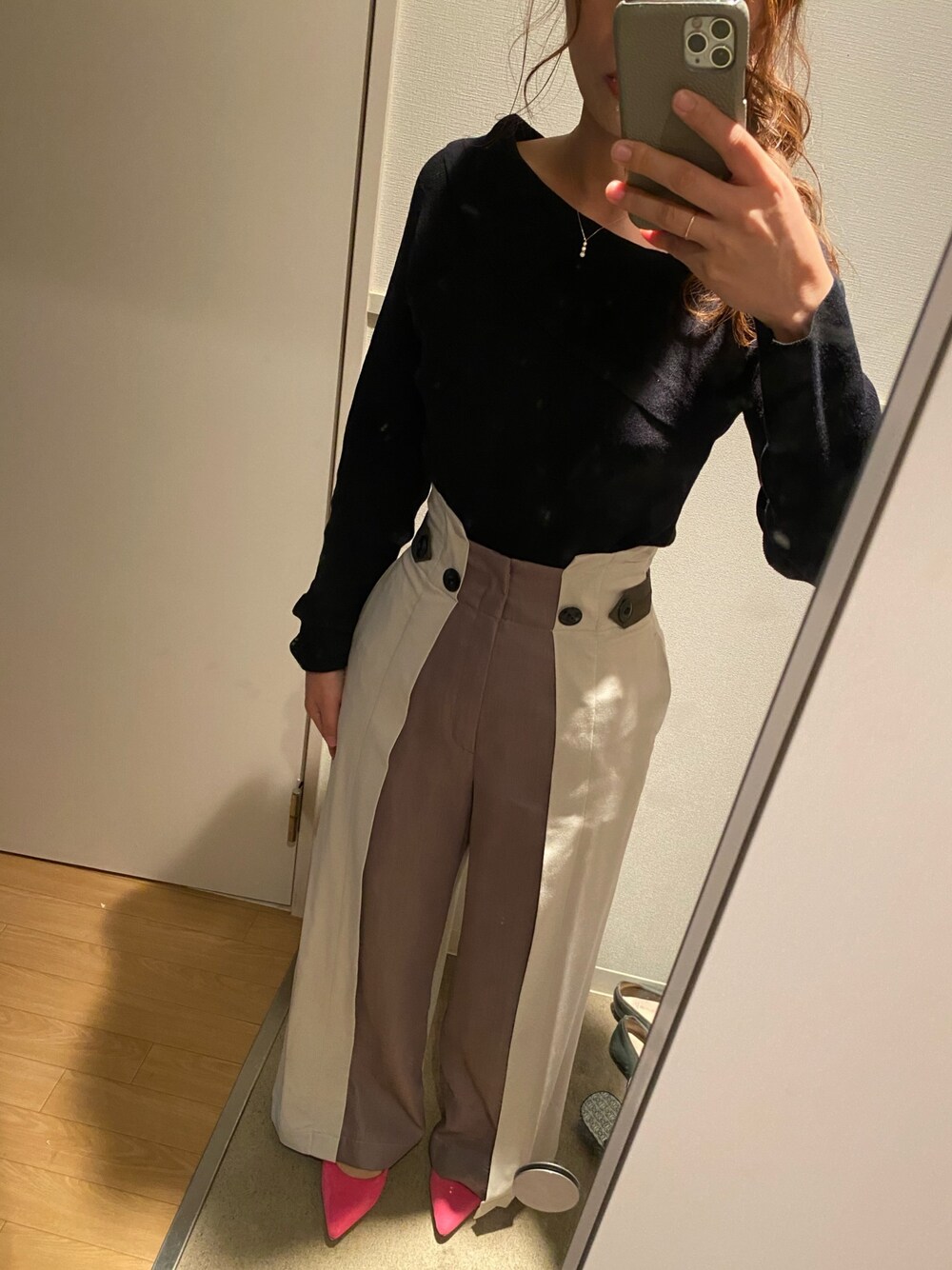 「パンツスタイル、秋のコーデ、お洒落さんとつながりたい、オトナ女子、大人女子、ニットコーデ」｜「UNITED TOKYOのバイカラーワイドパンツ（その他パンツ、ホワイト系）」を使った、Sさん（レディース・159cm）の秋コーディネートの1枚目の写真