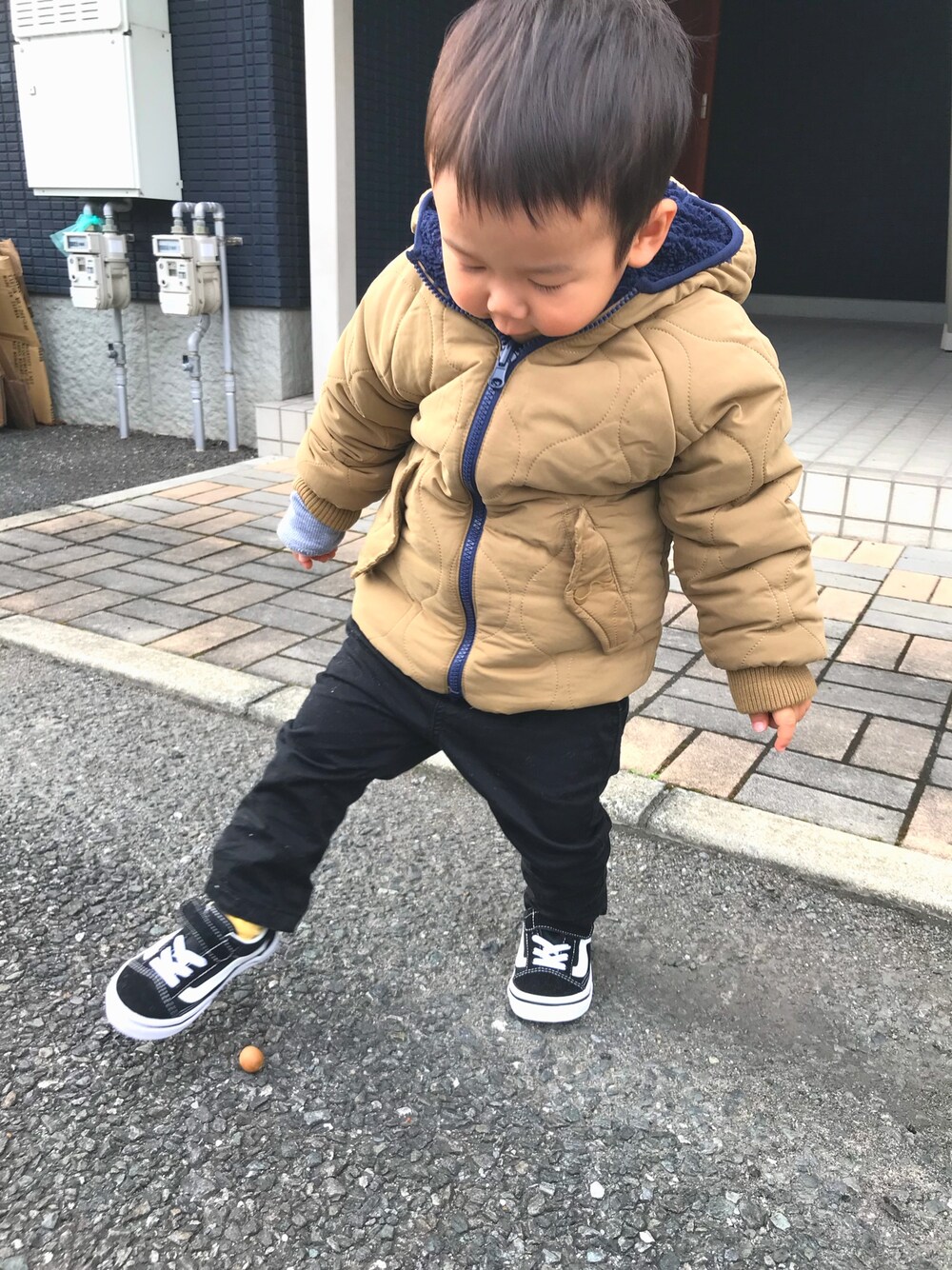 「秋のコーデ、キッズコーデ、男の子コーデ、カジュアル、もこもこ、子供服、バンズ、ザラ、ZARA KIDS」｜「ZARAのアイテム（カバーオール、イエロー系）」を使った、SOMAさん（キッズ・90cm）の秋コーディネートの1枚目の写真