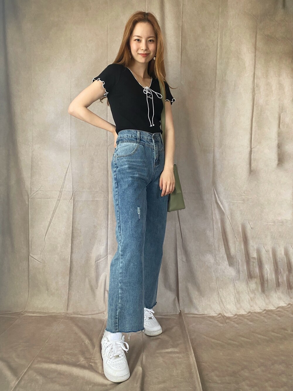 「シンプルコーデ、カジュアルコーデ、デニムパンツ、韓国ファッション、韓国コーデ、スニーカー、セレクトショップ、春夏コーデ、シンプルカジュアル、韓国ブランド」｜「yuli mentalのアイテム（トップス、ブラック系）」を使った、azusaさん（レディース・168cm）の春コーディネートの1枚目の写真