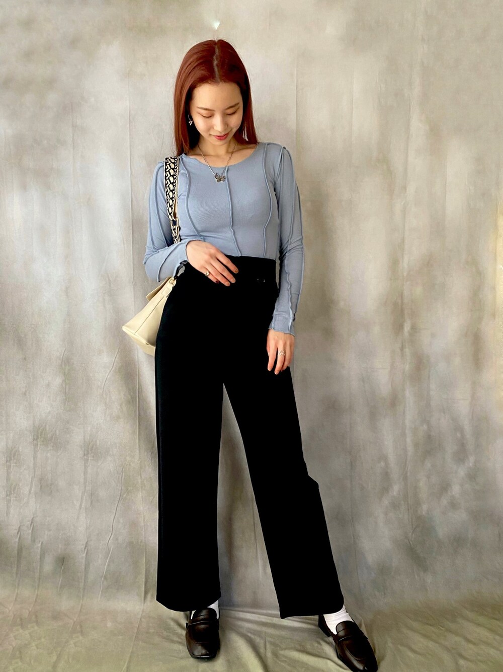 「シンプルコーデ、春コーデ、大人カジュアル、ootd、韓国ファッション、韓国コーデ、パンツスタイル、着回しコーデ、シンプル、大人コーデ」｜「yuli mentalのアイテム（トップス、ブルー系）」を使った、azusaさん（レディース・168cm）の春コーディネートの1枚目の写真