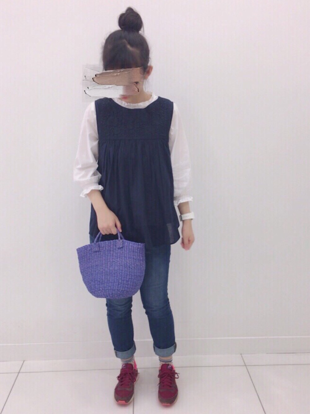 「UNIQLO、ノースリーブ、重ね着、ブラウス、ジーンズ、ナイキ、スニーカー、かごバッグ、白ブラウス、パンツスタイル」｜「UNIQLOのコットンエンブロイダリーブラウス（ノースリーブ）（シャツ/ブラウス、ブルー系）」を使った、nanameさん（レディース・163cm）の夏コーディネートの1枚目の写真