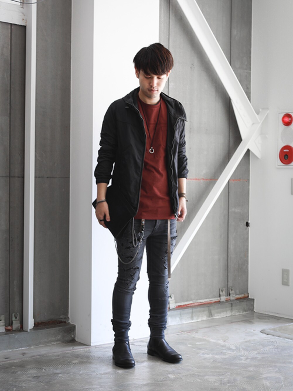 「デニム、シンプル、ブラック、秋のコーデ、大人カジュアル、LOUNGE LIZARD、ラフ、きれいめカジュアル、ootd、outfit」｜「LOUNGE LIZARDのNYLON TAFFETA×天竺BONDIND×WASH フーデッドブルゾン（マウンテンパーカー、ブラック系）」を使った、SHU KAWASAKIさん（メンズ・170cm）の夏コーディネートの1枚目の写真