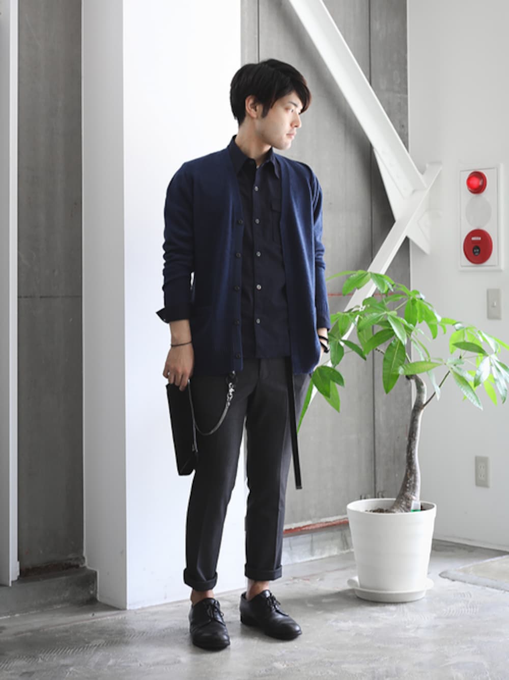 ブルー系のカーディガン/ボレロ、ブルー系のシャツ/ブラウス、ブラック系のスラックスを着用したメンズの秋コーディネートの1枚目の写真