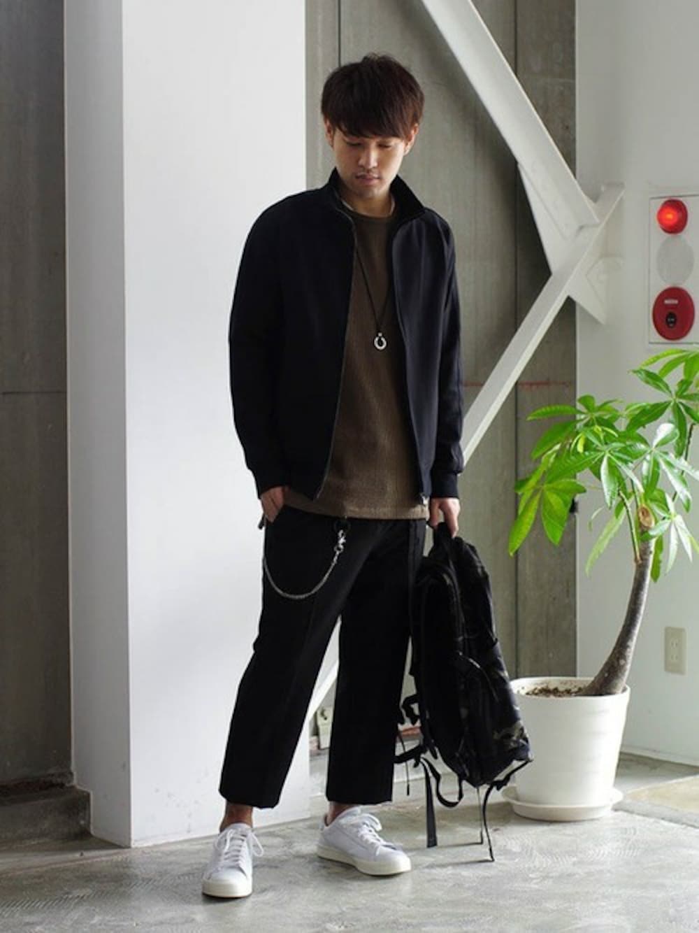 ブラック系のジャージ、グリーン系のTシャツ/カットソー、ブラック系のスラックスを着用したメンズの秋コーディネートの1枚目の写真