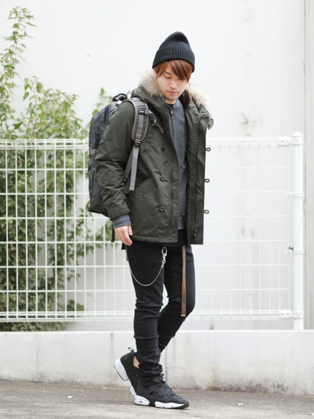 「スニーカー、ミリタリー、ニット帽、reebok、ストリート、レイヤードスタイル、NEW ERA、スポーツミックス、LOUNGE LIZARD、黒スキニー」｜「LOUNGE LIZARDのNY TASLAN GROSGRAIN×WASH N-3B（ブルゾン、グリーン系）」を使った、SHU KAWASAKIさん（メンズ・170cm）の秋コーディネートの1枚目の写真