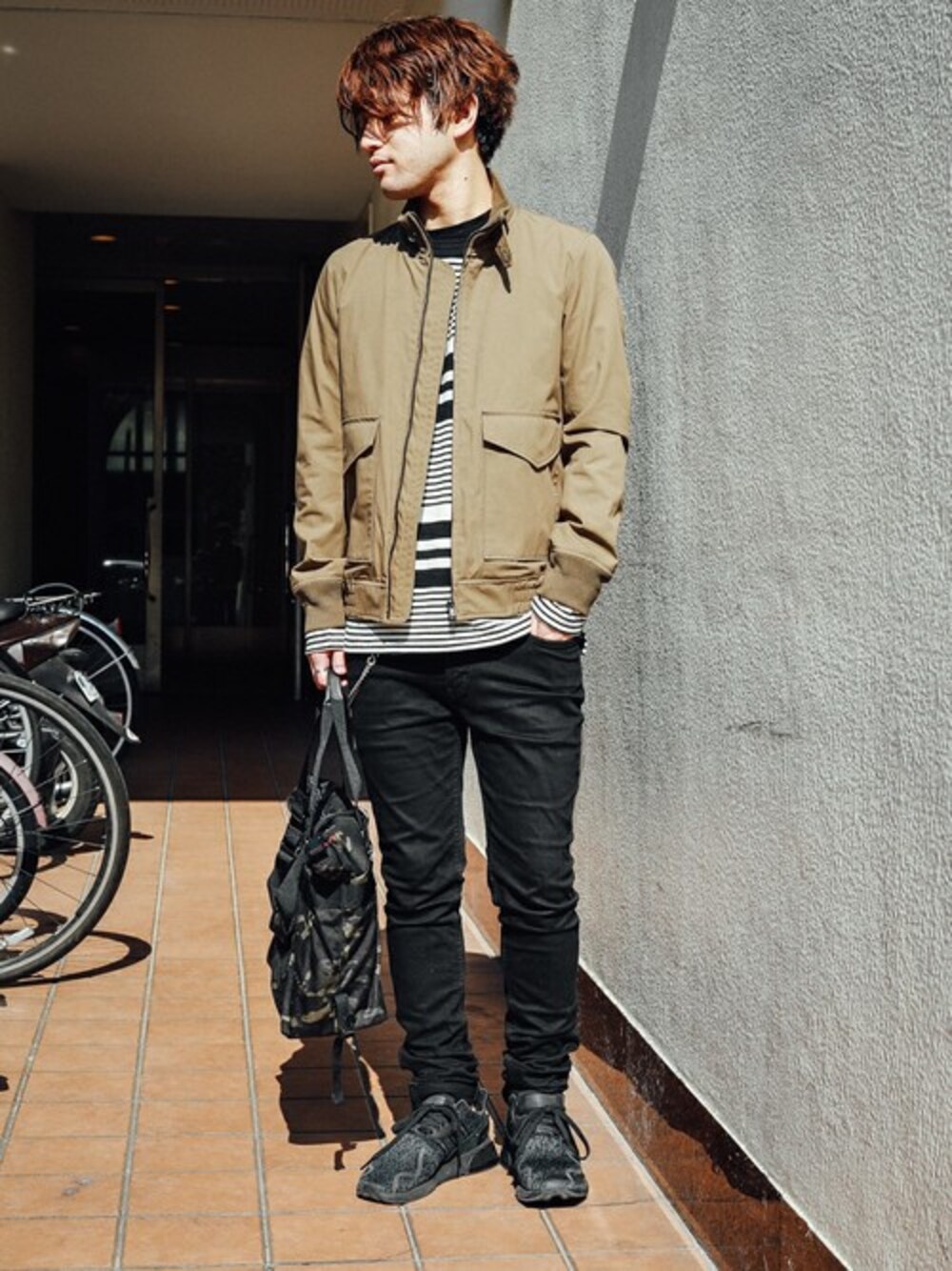 「ボーダー、シンプル、ベージュ、adidas、大人カジュアル、LOUNGE LIZARD、春、ootd、春コーデ、黒スキニー」｜「LOUNGE LIZARDのCOTTON×CORDURA OX FLIGHT JACKET : COTTON×CORDURA OX G8ジャケット（ブルゾン、グリーン系）」を使った、SHU KAWASAKIさん（メンズ・170cm）の冬コーディネートの1枚目の写真