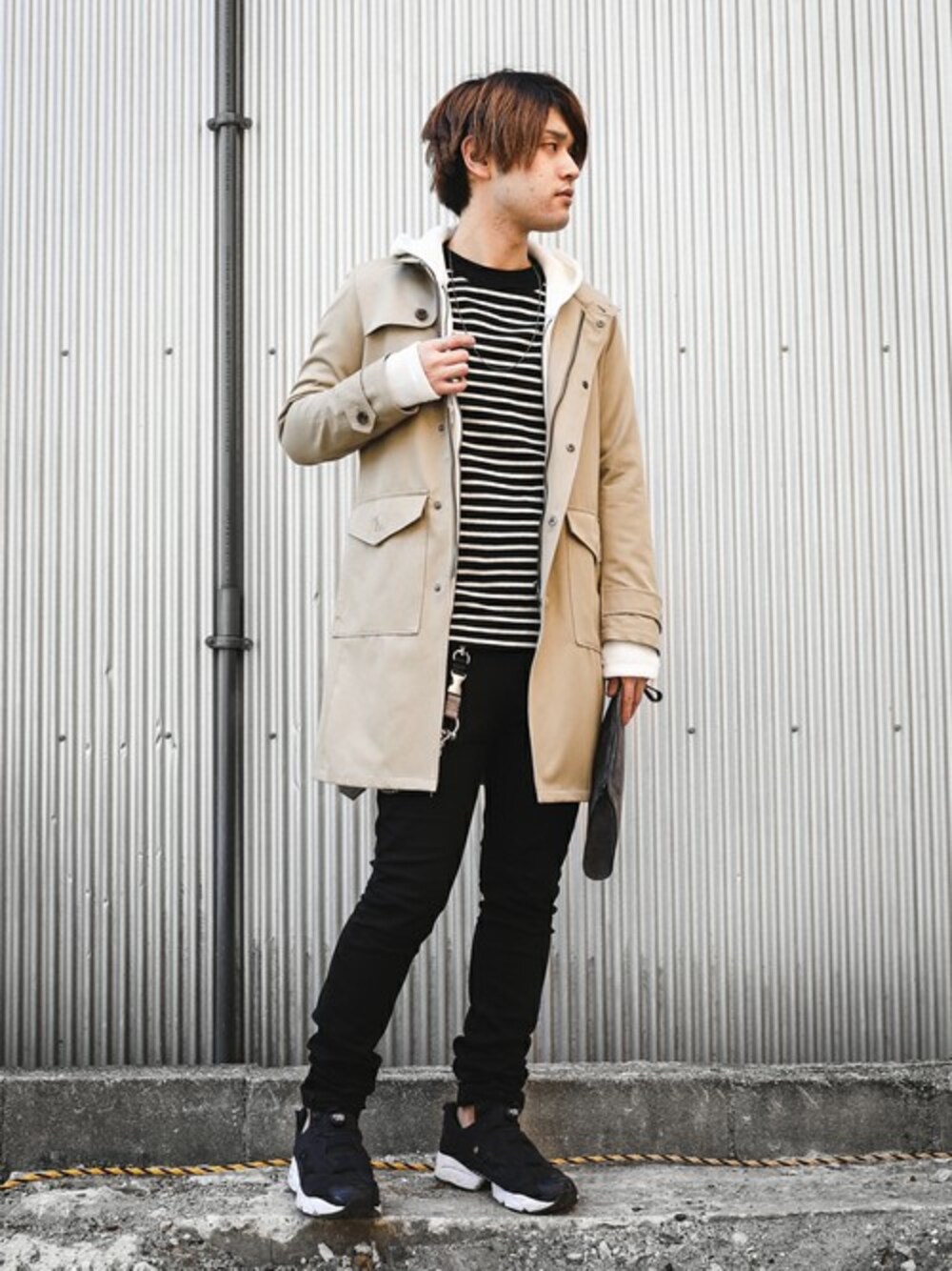 「ボーダー、ベージュ、パーカー、レイヤードスタイル、大人カジュアル、LOUNGE LIZARD、ラフ、ポンプフューリー、ootd、春コーデ」｜「LOUNGE LIZARDのNYLON×SUPIMA TWILL MILITARY COAT : NYLON×SUPIMA 60/2 交織ツイル ミリタリーコート（トレンチコート、ベージュ系）」を使った、SHU KAWASAKIさん（メンズ・170cm）の冬コーディネートの1枚目の写真