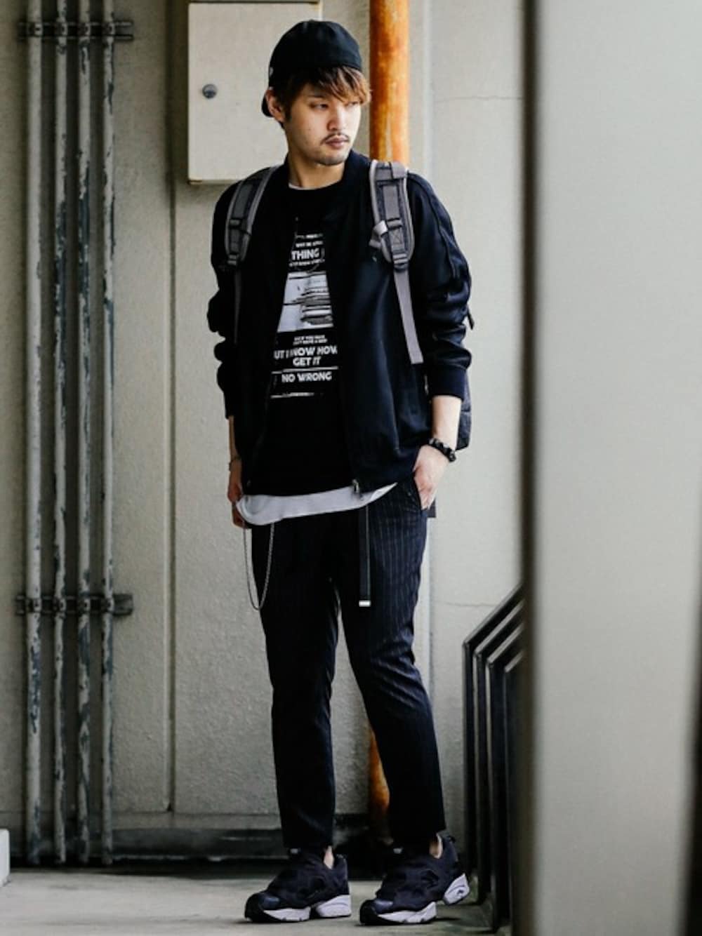 「カジュアル、シンプル、キャップ、ストリート、レイヤードスタイル、大人カジュアル、ポンプフューリー、ワントーン、春コーデ、おしゃれさんと繋がりたい」｜「LOUNGE LIZARDのCUPRO×TENCEL TWILL ボンバージャケット（ブルゾン、ブラック系）」を使った、SHU KAWASAKIさん（メンズ・170cm）の春コーディネートの1枚目の写真