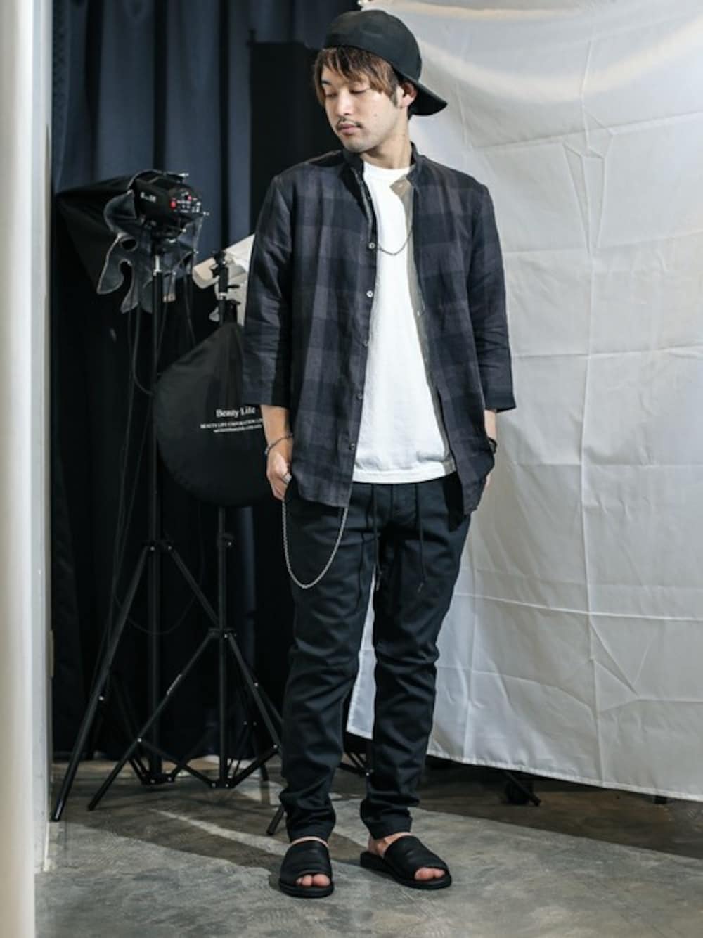 「カジュアル、シンプル、チェックシャツ、キャップ、ストリート、大人カジュアル、サンダル、春コーデ、夏コーデ、キャップ後ろかぶり」｜「LOUNGE LIZARDの60/1 ORGANIC LINEN POPLIN CHECK バンドカラーシャツ（シャツ/ブラウス、ブラック系）」を使った、SHU KAWASAKIさん（メンズ・170cm）の春コーディネートの1枚目の写真
