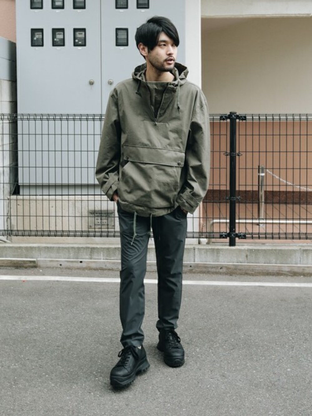 グリーン系のブルゾンを着用したメンズの冬コーディネートの1枚目の写真