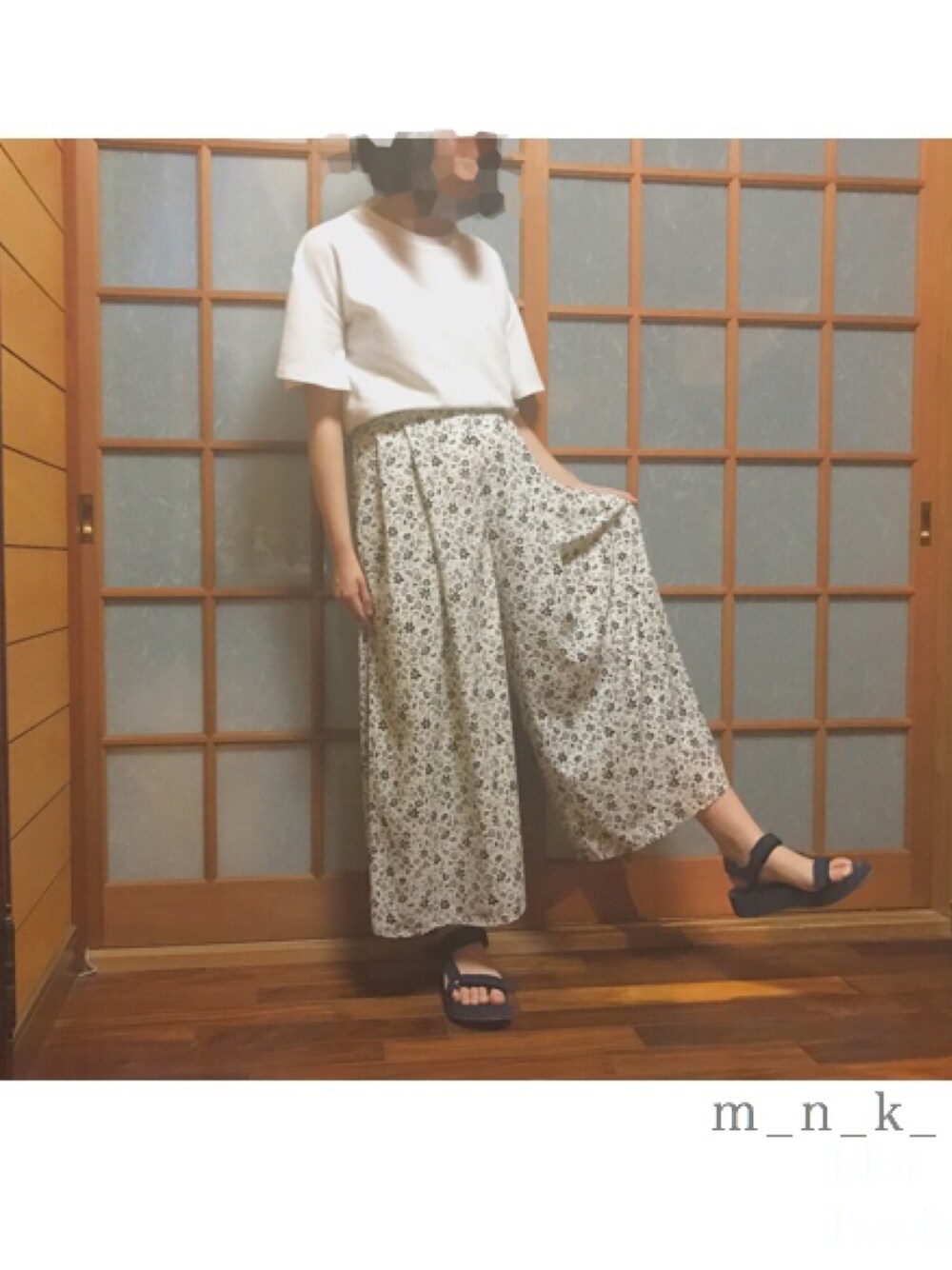 「シンプルコーデ、プチプラコーデ、白Tシャツ、おしゃれさんと繋がりたい、GU、白コーデ、サンダル、teva風、花柄」｜「GUのアイテム（パンツ、ホワイト系）」を使った、◇  m a n a k a  ◆さん（レディース・160cm）の夏コーディネートの1枚目の写真