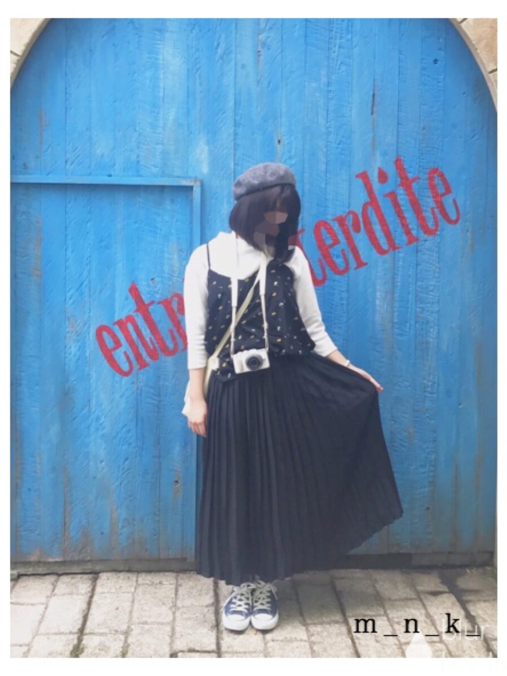 「スニーカー、モノトーン、プリーツスカート、花柄、キャミ×Tシャツ、ベレー帽、コンバース、着回しコーデ、studio clip」｜「studio CLIPのフラワーキャミセットプルオーバー（Tシャツ/カットソー、ブラック系）」を使った、◇  m a n a k a  ◆さん（レディース・160cm）の秋コーディネートの1枚目の写真