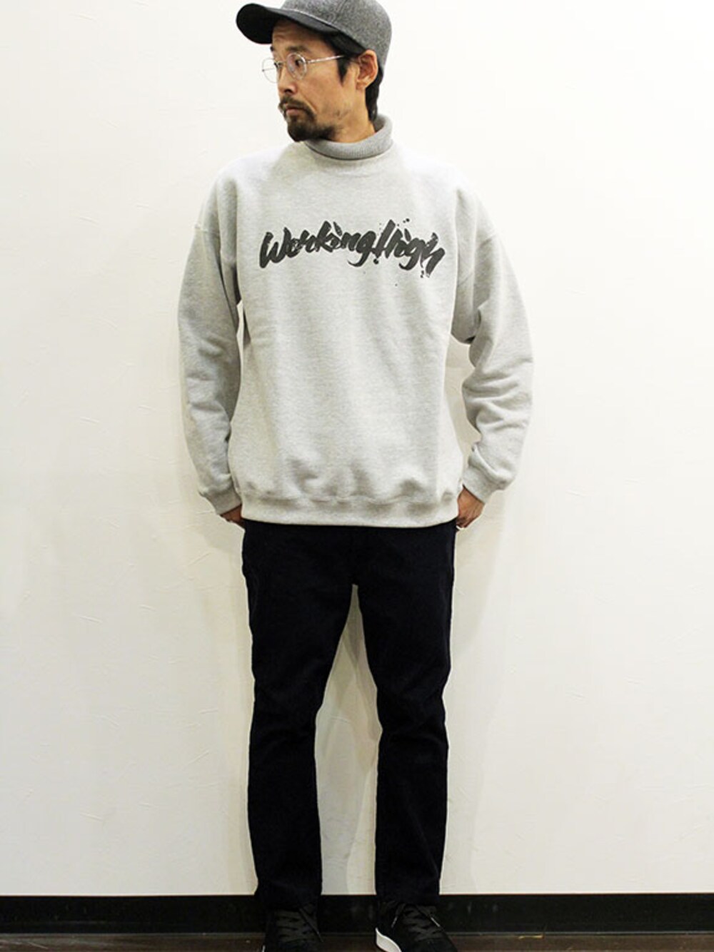 グレー系のスウェット、その他のTシャツ/カットソー、その他のその他パンツを着用したメンズの冬コーディネートの1枚目の写真