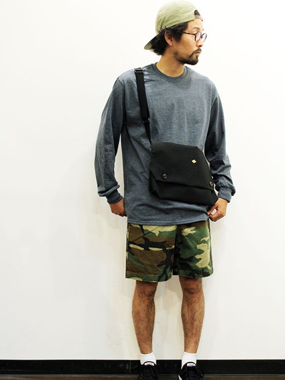 グレー系のTシャツ/カットソー、グリーン系のその他パンツ、ブラック系のショルダーバッグを着用したメンズの夏コーディネートの1枚目の写真