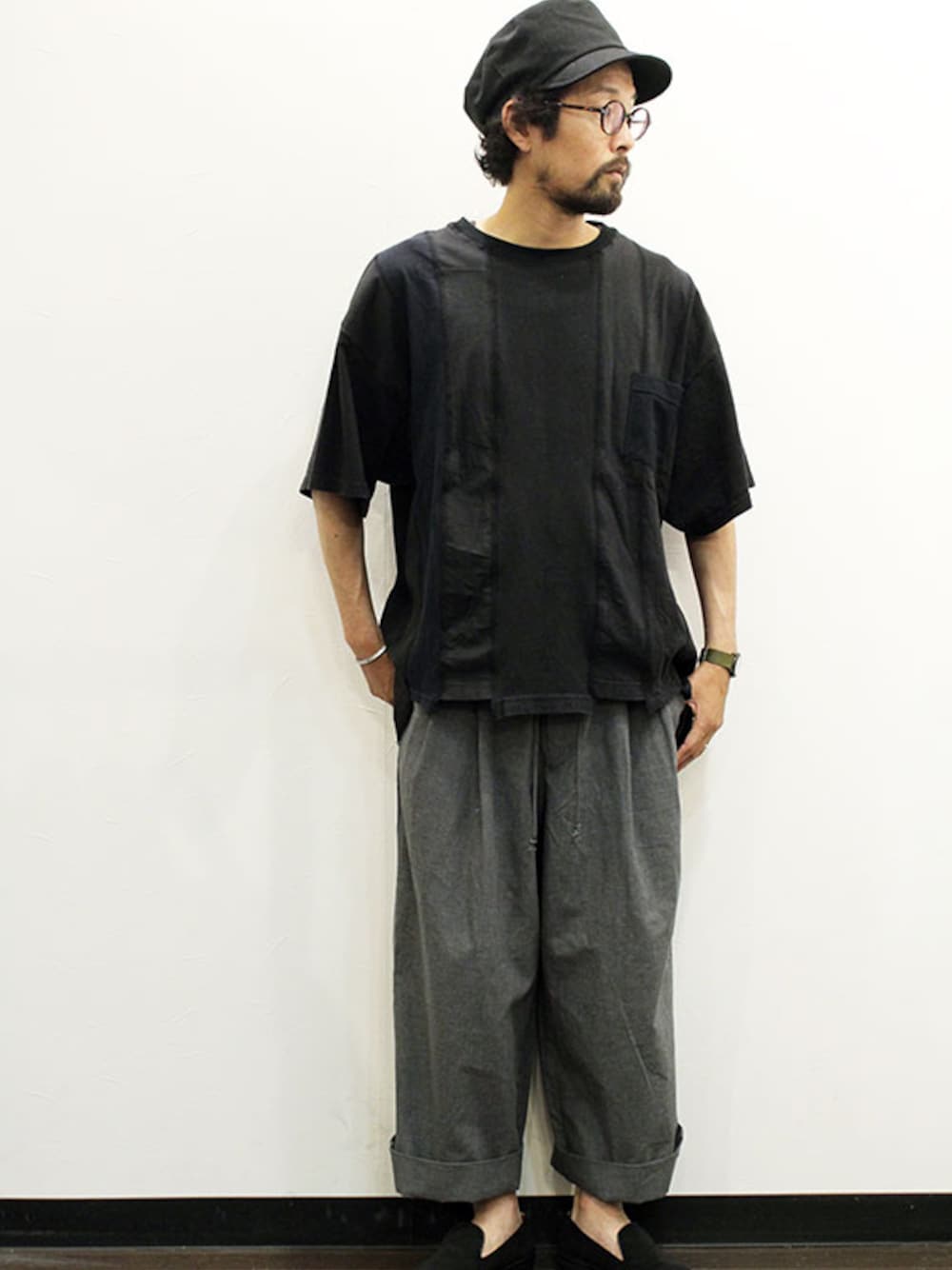 「カジュアル、シンプル、キャップ、Tシャツ、ワイドパンツ、アンクルパンツ、夏コーデ、ゆるコーデ、ビッグT、オトナカジュアル」｜「inkのink (インク) Switching Pocket Tee " LOOSE TEE "（Tシャツ/カットソー、ブラック系）」を使った、twothings&thinkさん（メンズ・168cm）の夏コーディネートの1枚目の写真