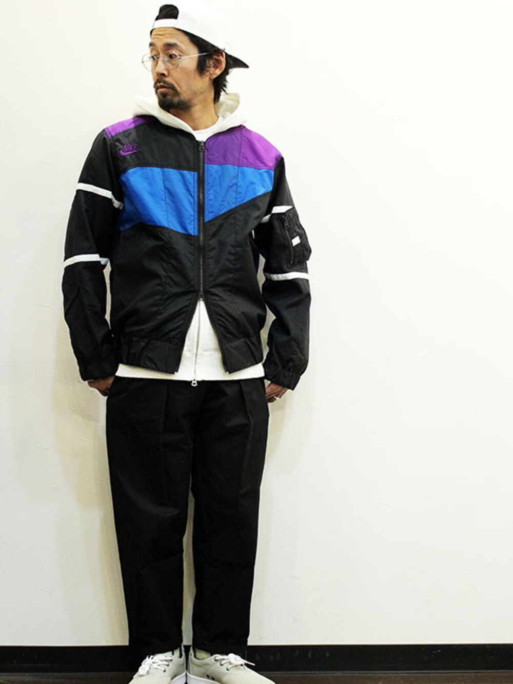 ブラック系のナイロンジャケット、その他のパーカー、その他のチノパンツを着用したメンズの春コーディネートの1枚目の写真