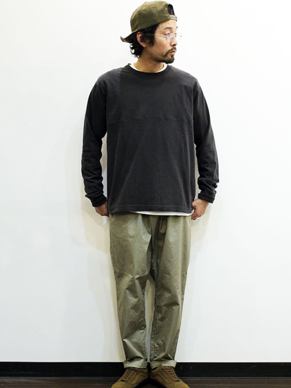 「VANS、カジュアル、シンプル、ロンT、イージーパンツ、ootd、春コーデ、ゆるコーデ、タイパンツ、オトナカジュアル」｜「MANUAL ALPHABETのMANUAL ALPHABET (マニュアル アルファベット)　EASY THAI PANTS（チノパンツ、ベージュ系）」を使った、twothings&thinkさん（メンズ・168cm）の春コーディネートの1枚目の写真