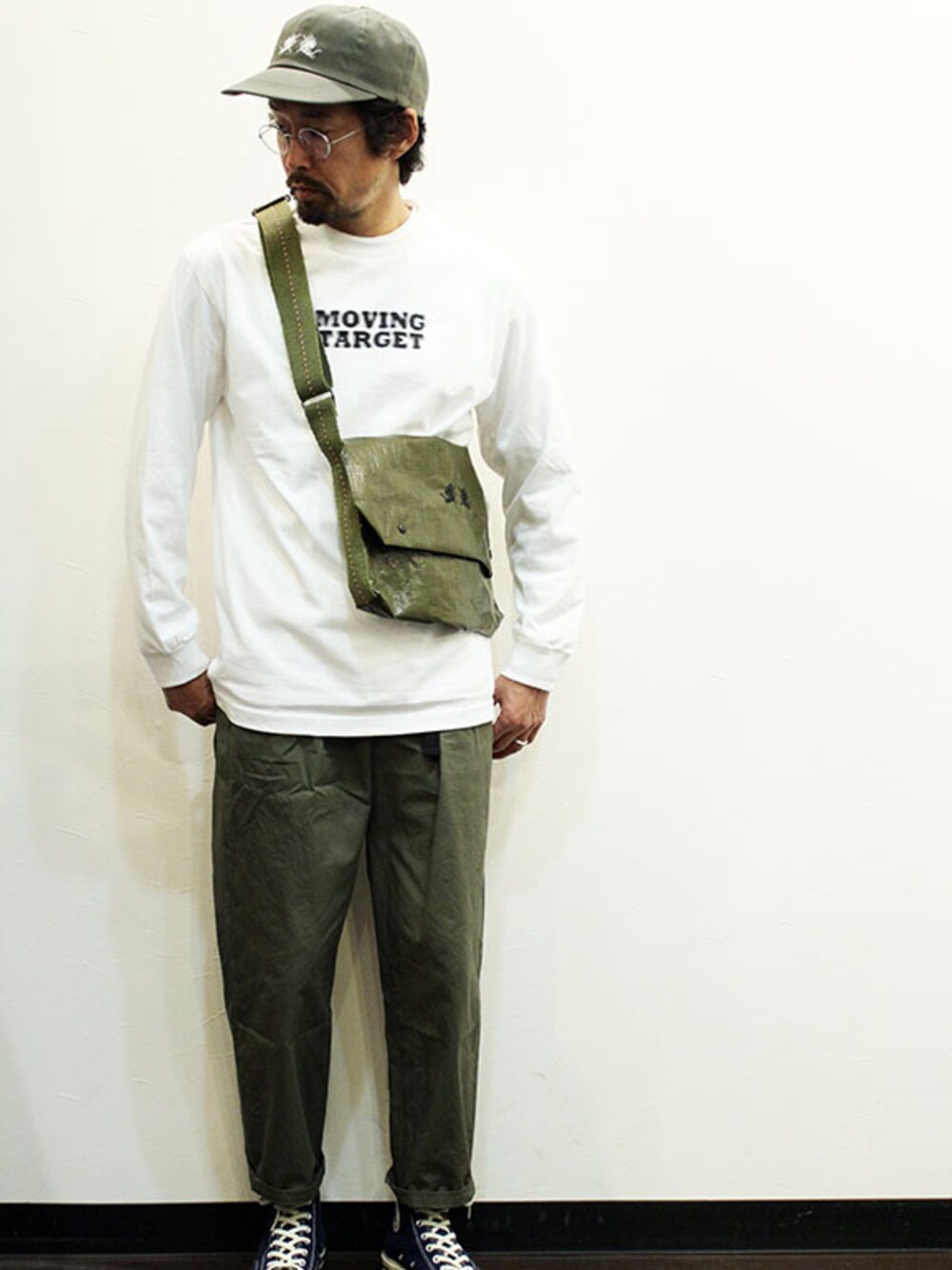 その他のTシャツ/カットソー、その他のチノパンツ、ブルー系のスニーカーを着用したメンズの春コーディネートの1枚目の写真