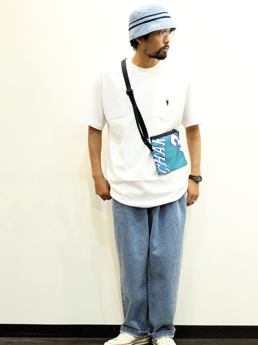 「カジュアル、シンプル、秋のコーデ、ストリート、ハット、ootd、夏コーデ、ポケットＴシャツ、オトナカジュアル、サコッシュ」｜「COOCHUCAMPのCOOCHUCAMP (クーチューキャンプ) " Happy Special Shoulder bag " Exclusive（ショルダーバッグ、レッド系）」を使った、twothings&thinkさん（メンズ・168cm）の夏コーディネートの1枚目の写真