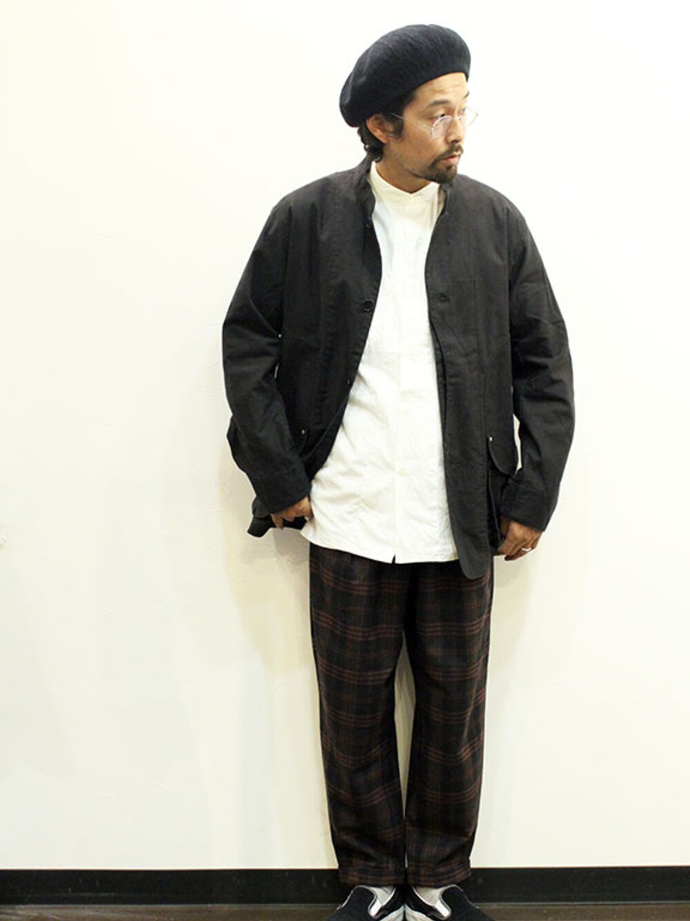 「ジャケット、カジュアル、アメカジ、秋のコーデ、冬コーデ、チェックパンツ、ootd、シャツスタイル、バンドカラー、オトナカジュアル」｜「Ordinary fitsのOrdinary fits (オーディナリーフィッツ) " HUNTING JK "（カバーオール、ブラック系）」を使った、twothings&thinkさん（メンズ・168cm）の秋コーディネートの1枚目の写真