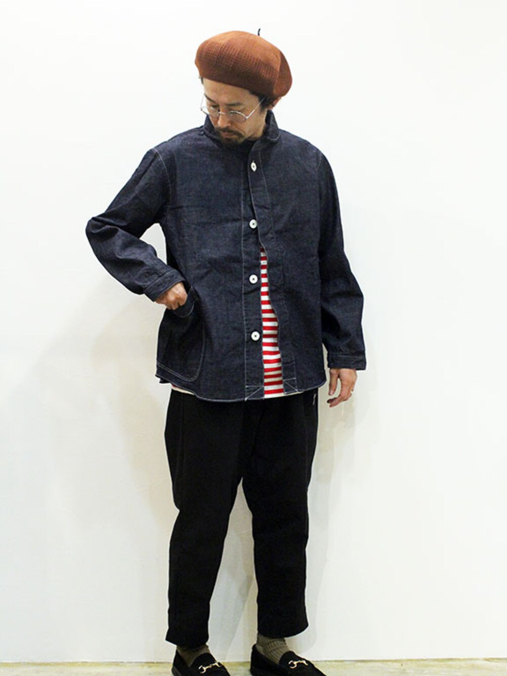 「カジュアル、ボーダー、シンプル、ベレー帽、デニムシャツ、レイヤードスタイル、ootd、春コーデ、シャツスタイル、オトナカジュアル」｜「LOLOのLOLO (ロロ)　8オンス 定番型 比翼シャツブルゾン（シャツ/ブラウス、ブルー系）」を使った、twothings&thinkさん（メンズ・168cm）の春コーディネートの1枚目の写真