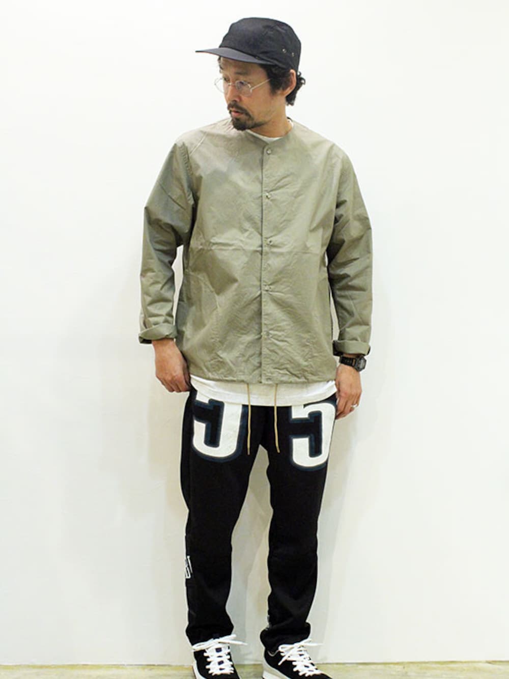 ブラック系のその他パンツ、ベージュ系のシャツ/ブラウス、ホワイト系のTシャツ/カットソーを着用したメンズの春コーディネートの1枚目の写真