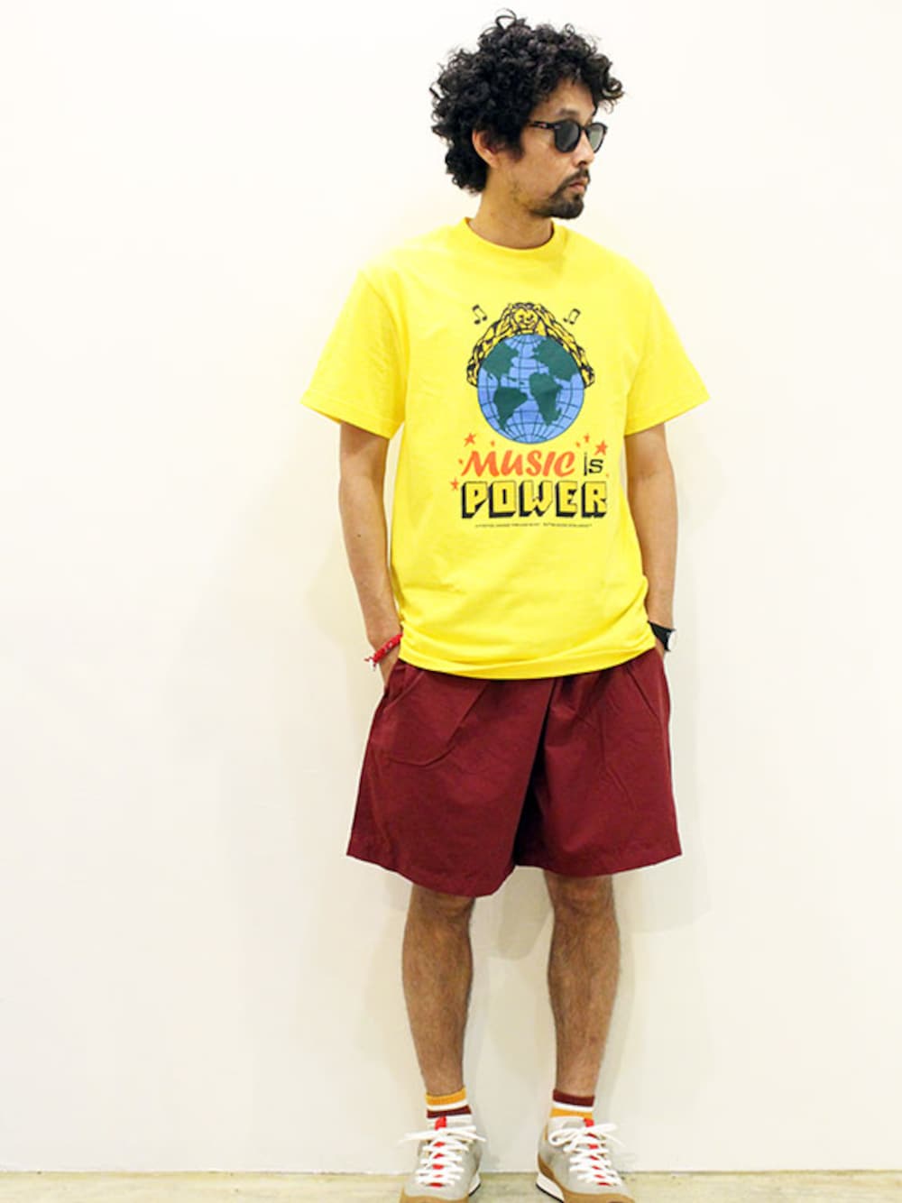 「スニーカー、カジュアル、シンプル、アメカジ、ストリート、スポーツミックス、ショーツ、ootd、夏コーデ、オトナカジュアル」｜「BUTTER GOODS (バターグッズ) " MUSIC IS POWER TEE "（Tシャツ/カットソー、イエロー系）」を使った、twothings&thinkさん（メンズ・168cm）の夏コーディネートの1枚目の写真