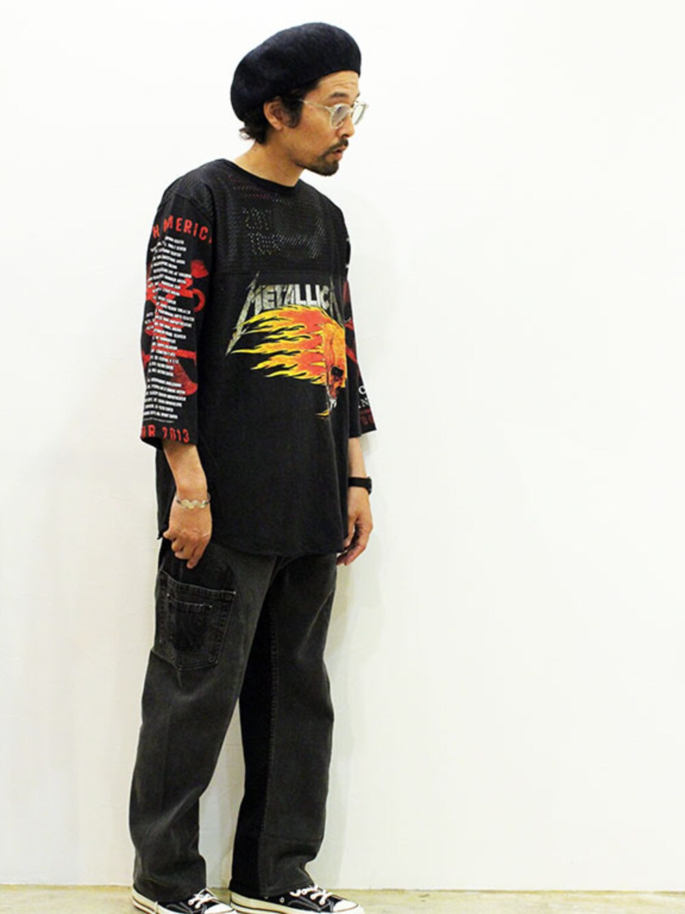 ブラック系のTシャツ/カットソー、ブラック系のデニムパンツ、ブラック系のスニーカーを着用したメンズの夏コーディネートの1枚目の写真