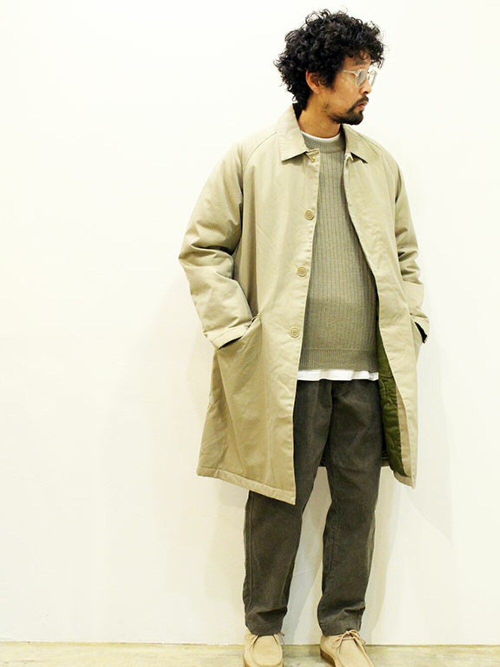 「カジュアル、アメカジ、ワントーンコーデ、ベージュ、キルティング、冬コーデ、ロングコート、コーデュロイパンツ、ootd、オトナカジュアル」｜「NECESSARY or UNNECESSARYのNecessary or Unnecessary " COAT Ⅱ "（ステンカラーコート、ブルー系）」を使った、twothings&thinkさん（メンズ・168cm）の秋コーディネートの1枚目の写真