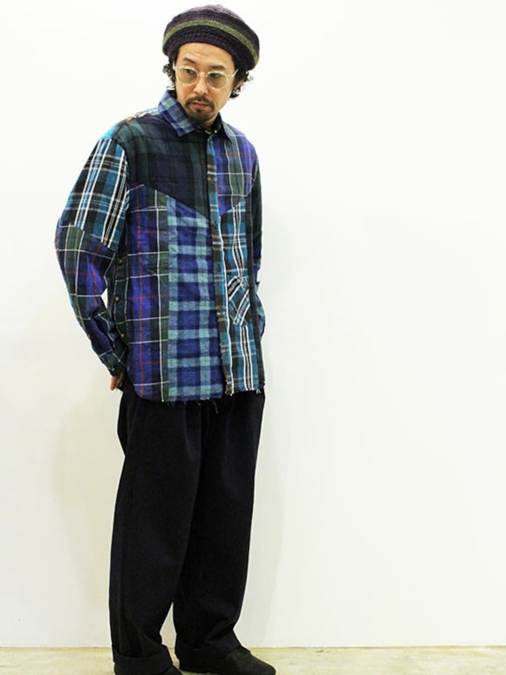 「カジュアル、シンプル、アメカジ、冬コーデ、ワイドパンツ、リメイク、ootd、春コーデ、シャツスタイル、オトナカジュアル」｜「inkのink (インク) " IRREGULAR "（シャツ/ブラウス、ブルー系）」を使った、twothings&thinkさん（メンズ・168cm）の冬コーディネートの1枚目の写真