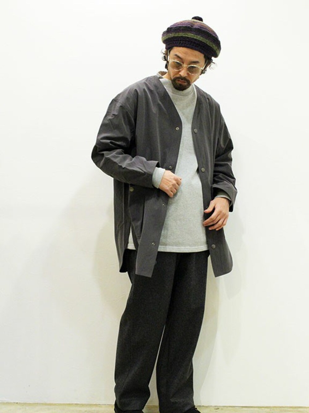 「ワントーンコーデ、ロングシャツ、レイヤードスタイル、ootd、春コーデ、シャツスタイル、ノーカラーシャツ、カジュアルコーデ、ゆるコーデ、オトナカジュアル」｜「inkのink (インク) " PUCKER "（シャツ/ブラウス、ブラック系）」を使った、twothings&thinkさん（メンズ・168cm）の冬コーディネートの1枚目の写真