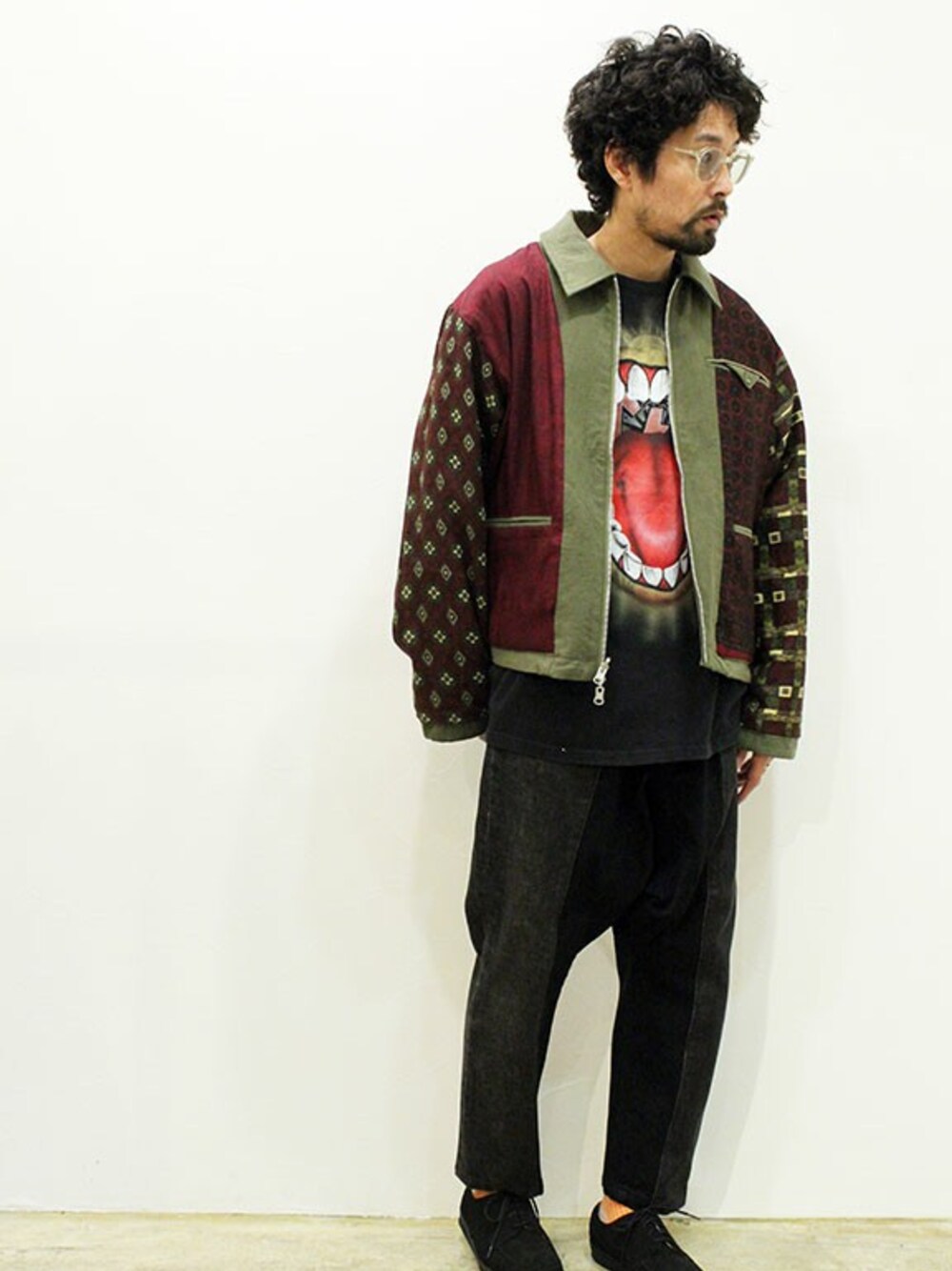 「ミリタリー、カジュアル、レイヤードスタイル、スカーフ、リバーシブル、リメイク、ブラックデニム、ootd、春コーデ、オトナカジュアル」｜「inkのink (インク) " TURN OVER "（ミリタリージャケット、グリーン系）」を使った、twothings&thinkさん（メンズ・168cm）の春コーディネートの1枚目の写真