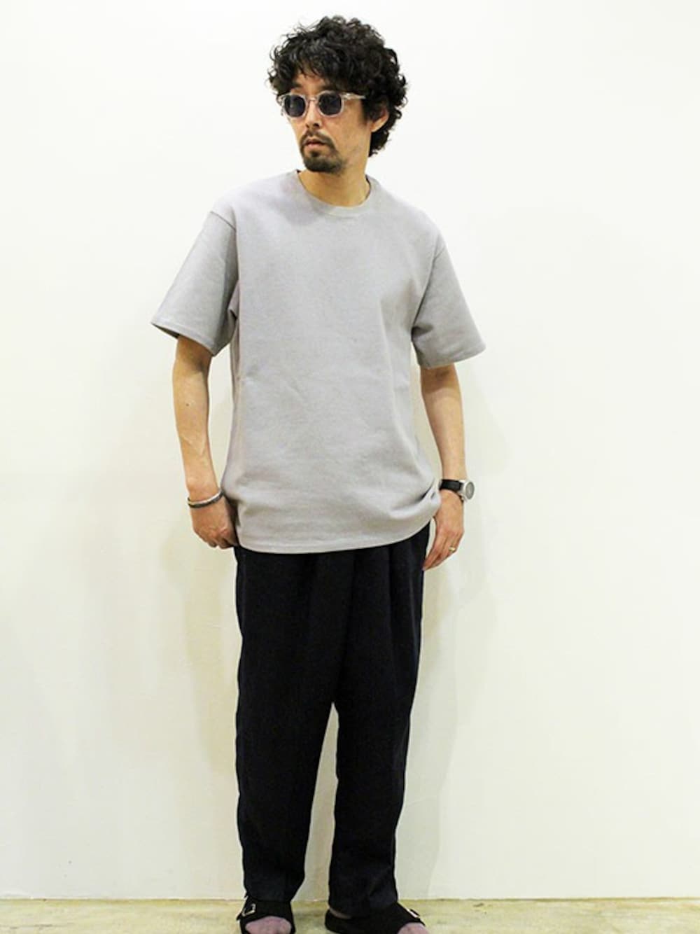 「アメカジ、ワントーンコーデ、ストリート、スラックス、大人カジュアル、サンダル、リネン、ootd、春コーデ、夏コーデ」｜「MANUAL ALPHABETのMANUAL ALPHABET (マニュアル アルファベット)　KANOKO TEE（Tシャツ/カットソー、ベージュ系）」を使った、twothings&thinkさん（メンズ・168cm）の夏コーディネートの1枚目の写真