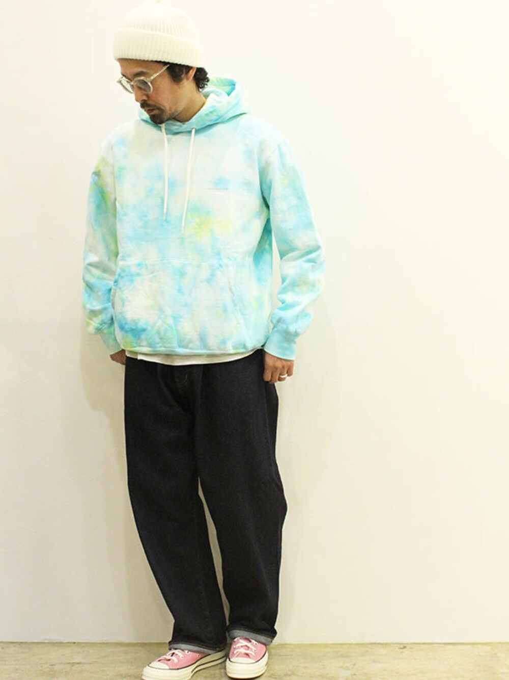 「シンプル、大人コーデ、春カラー、スニーカーコーデ、デニムパンツ、大人カジュアル、ストリートMIX、パーカー、タイダイ柄、ootd」｜「MANUAL ALPHABETのアイテム（デニムパンツ、ブルー系）」を使った、twothings&thinkさん（メンズ・168cm）の春コーディネートの1枚目の写真