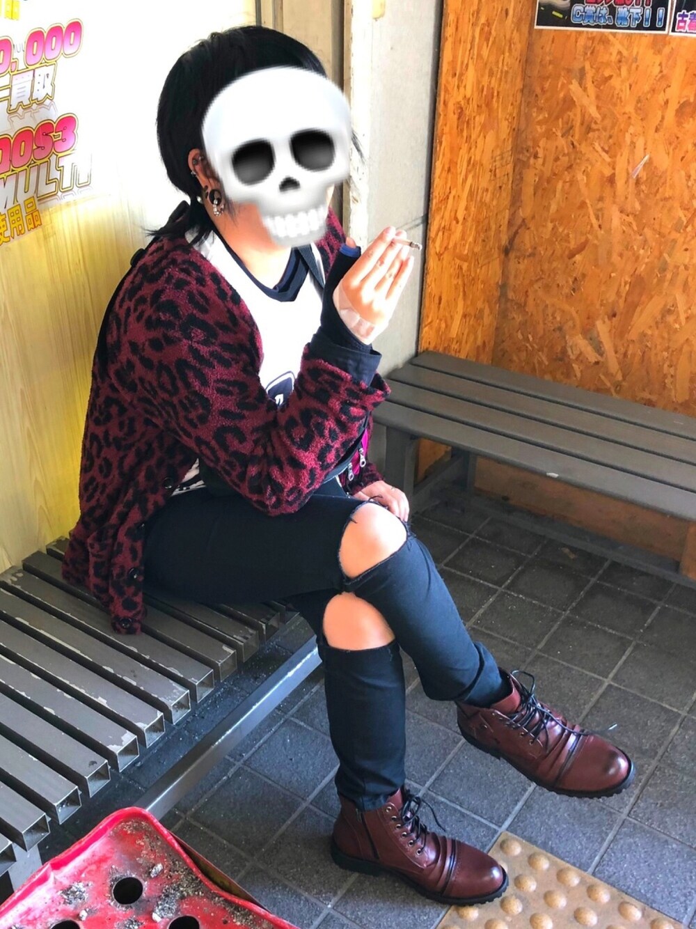 「モコモコカーディガン、ダメージデニム、ショートブーツ、RNA、ACDC Rag、手作りダメージ」｜「ACDC RAGのアイテム（Tシャツ/カットソー、ホワイト系）」を使った、HiLLさん（メンズ・165cm）の冬コーディネートの1枚目の写真