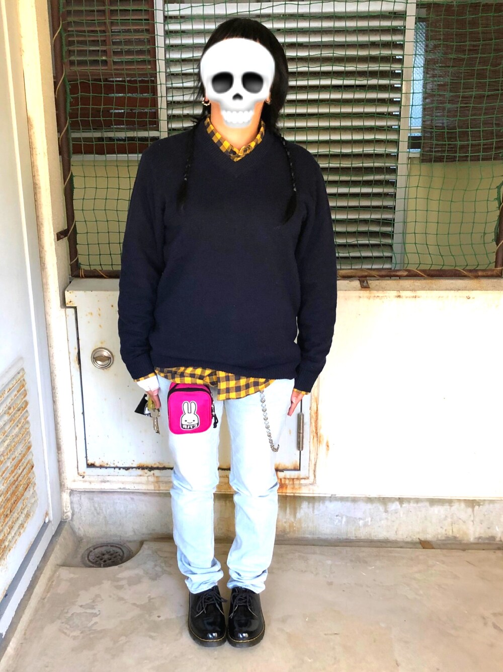 「真面目スタイル、GU、Vネックニット、チェックシャツ、スキニーデニム、ドレスアップシューズ、厚底シューズ、CUNE」｜「GUのアイテム（ニット/セーター、ブルー系）」を使った、HiLLさん（メンズ・165cm）の春コーディネートの1枚目の写真