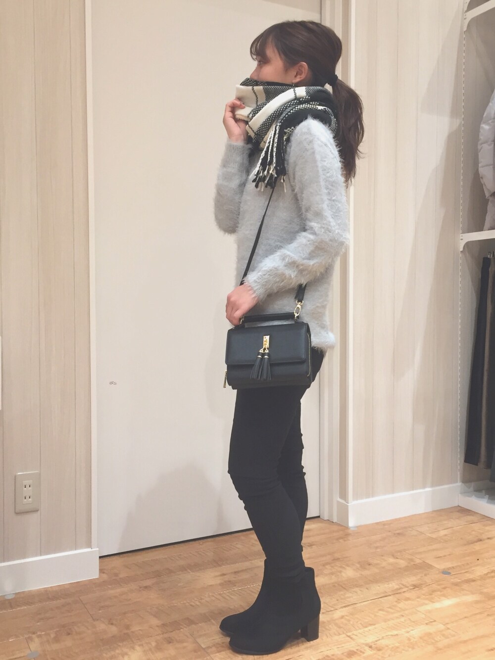 グレー系のニット/セーター、ブラック系のその他パンツ、ブラック系のブーツを着用したレディースの秋コーディネートの1枚目の写真