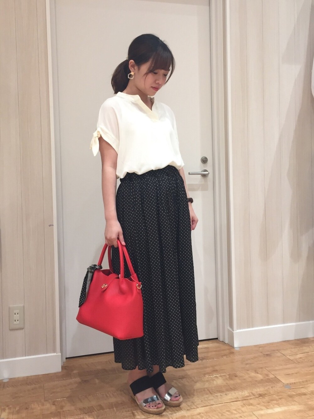 ホワイト系のシャツ/ブラウス、ブラック系のその他パンツ、ブラック系のサンダルを着用したレディースの春コーディネートの1枚目の写真