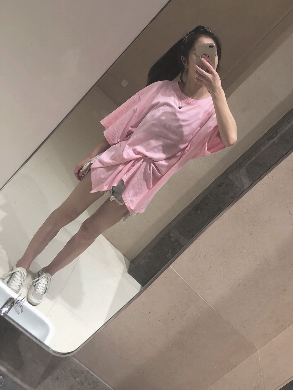 「实体店のアイテム（Tシャツ/カットソー、ピンク系）」を使った、刘紫琴耶さん（レディース・165cm）の夏コーディネートの1枚目の写真
