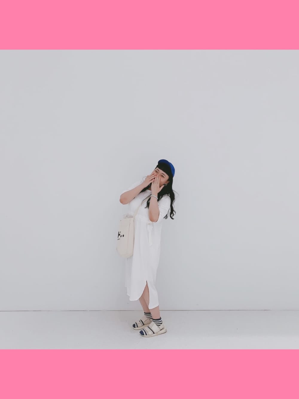 「white、blue、girl」｜「niko and...のオリジナル MILKFED.2WAYロゴトート【niko and...】（ショルダーバッグ、ホワイト系）」を使った、yohoさん（レディース・171cm）の秋コーディネートの1枚目の写真