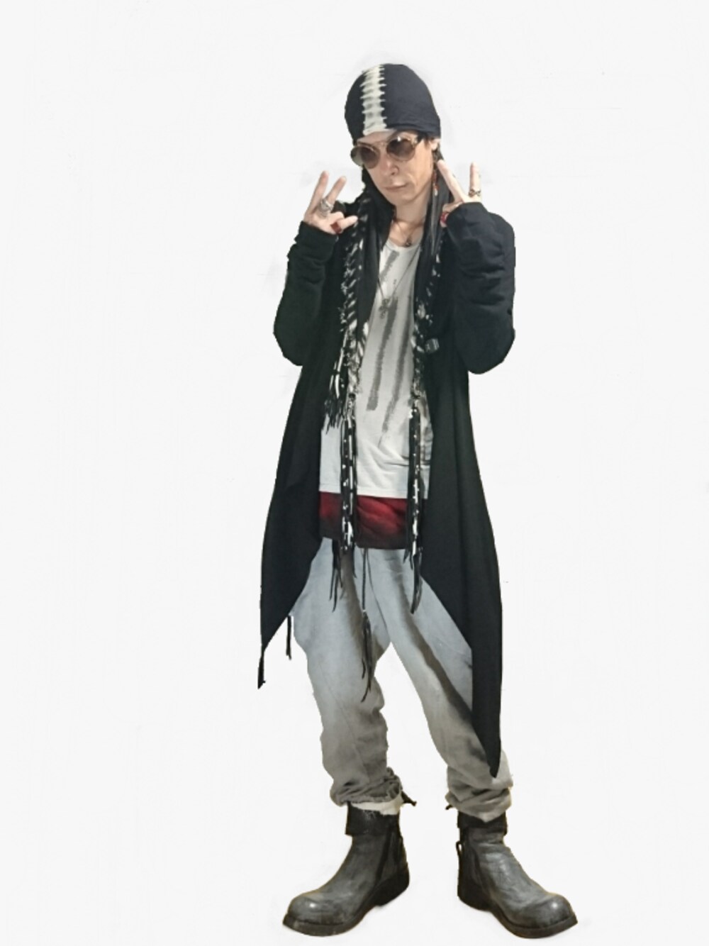 「ラブアンドピース2017」｜「KMRiiのアイテム（Tシャツ/カットソー、レッド系）」を使った、ATさん（メンズ・170cm）の秋コーディネートの1枚目の写真