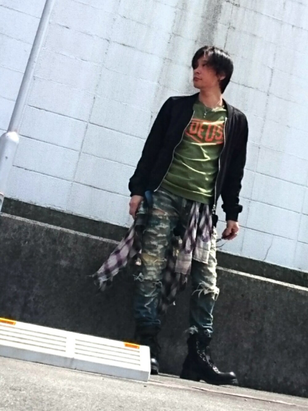 「DEUSのアイテム（Tシャツ/カットソー、グリーン系）」を使った、ATさん（メンズ・170cm）の春コーディネートの1枚目の写真