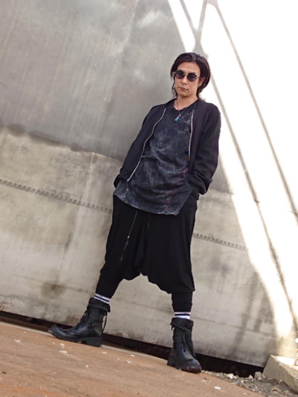 「KMRiiのアイテム（ブルゾン、ブラック系）」を使った、ATさん（メンズ・170cm）の秋コーディネートの1枚目の写真