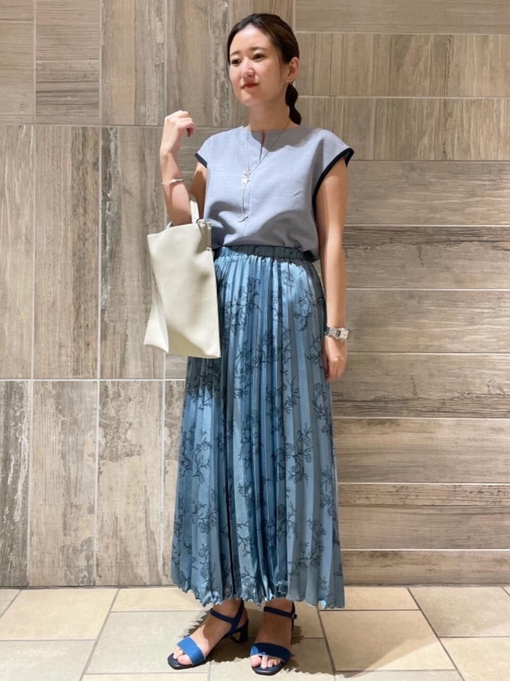 「スカート、リラックス、シューズ、フェミニン、ビジネス、シャツ/ブラウス、👟バッグ」｜「closet storyの＜closet story＞ センターシーム 2WAY トートバッグ（トートバッグ、グレー系）」を使った、takano_mさん（レディース・158cm）の夏コーディネートの1枚目の写真