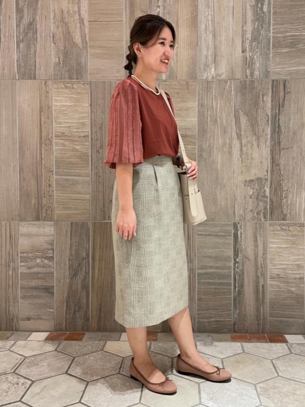 「スカート、シューズ、フェミニン、ビジネス、Tシャツ/カットソー、👟バッグ」｜「THE STATION STOREの＜closet story＞ コットンパール 6mm ショートネックレス（ネックレス、ホワイト系）」を使った、takano_mさん（レディース・158cm）の夏コーディネートの1枚目の写真