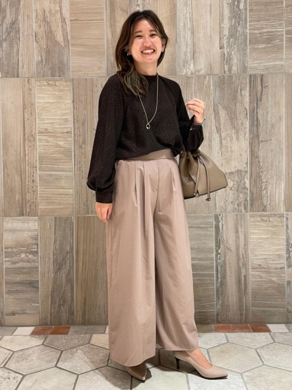 「リラックス、シューズ、ビジネス、シャツ/ブラウス、👟バッグ、ぱんつ」｜「closet storyの＜closet story＞ 24/7 ポインテッド パンプスt65（パンプス、ベージュ系）」を使った、takano_mさん（レディース・158cm）の秋コーディネートの1枚目の写真