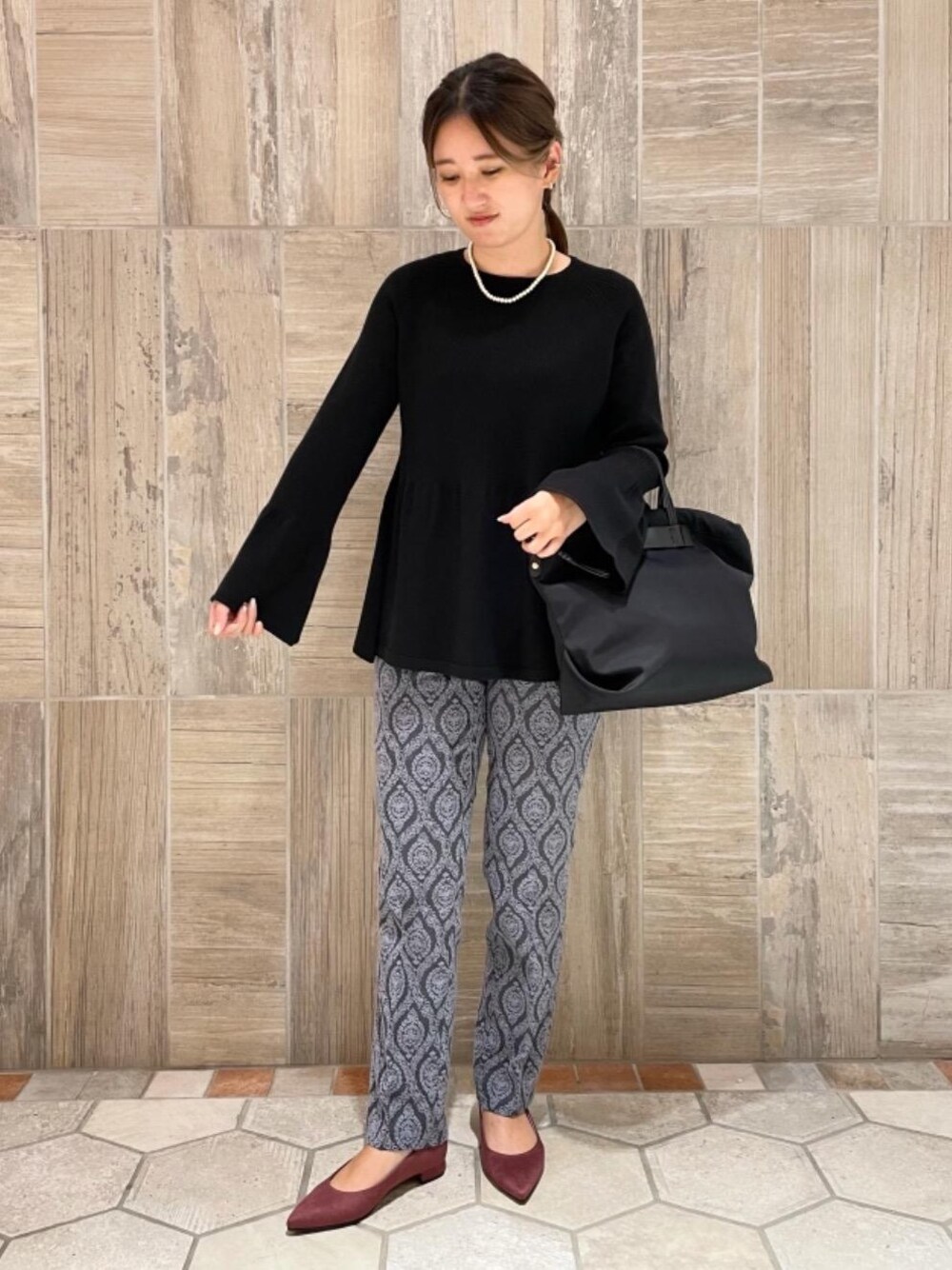 「シューズ、フェミニン、👟バッグ、フォーマル/セレモニー、ニット/セーター、ぱんつ」｜「THE STATION STOREの＜closet story＞ コットンパール 6mm ショートネックレス（ネックレス、ホワイト系）」を使った、takano_mさん（レディース・158cm）の秋コーディネートの1枚目の写真