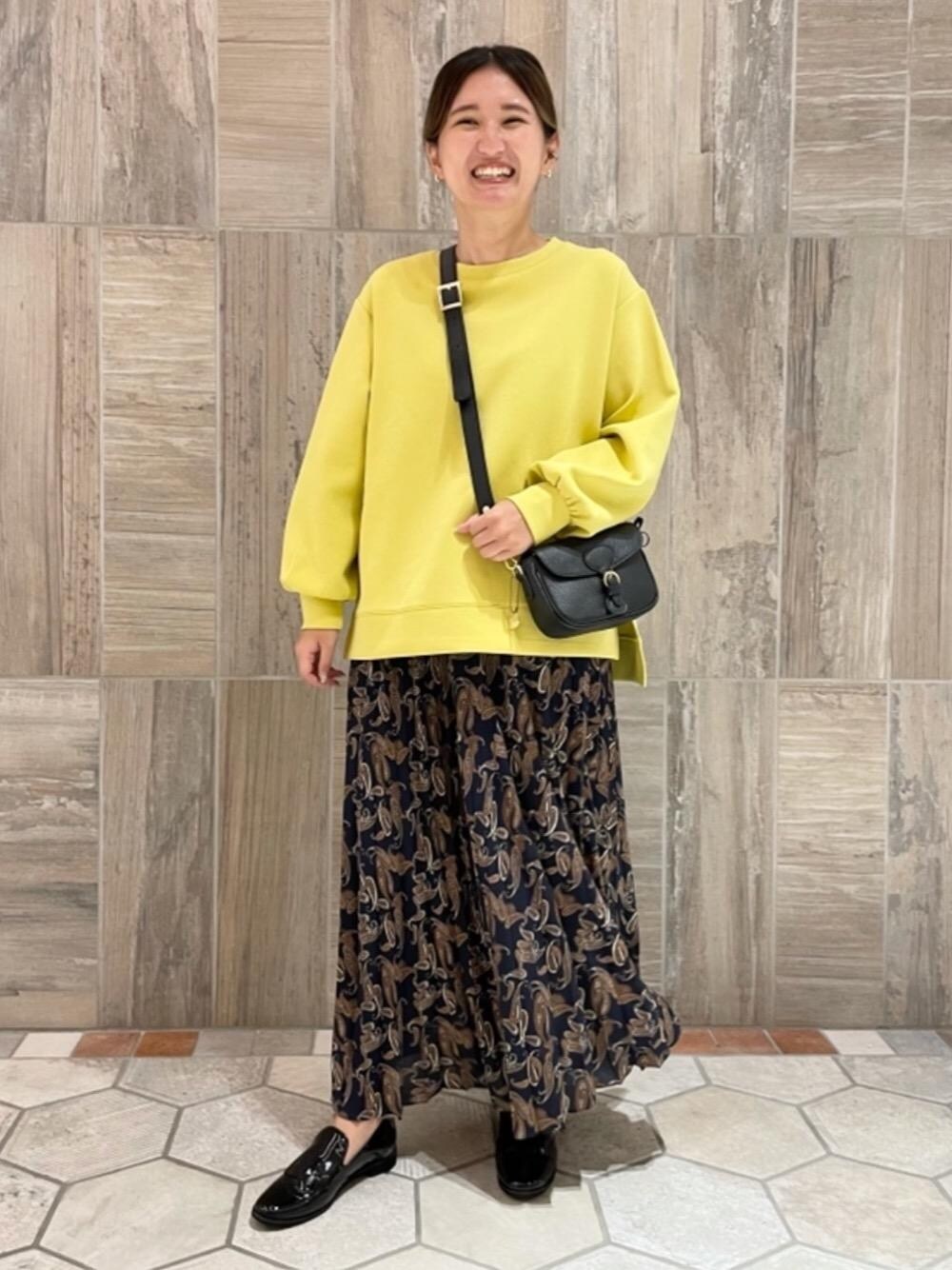 「スカート、リラックス、シューズ、👟バッグ、トラベル /リゾート、アウトドア/アスレジャー、ニット/セーター」｜「LAURA DI MAGGIOの＜LAURA DI MAGGIO（ラウラ ディ マッジオ）＞ ベルトフラップ ミニ ショルダーバッグ（ショルダーバッグ、ブラック系）」を使った、takano_mさん（レディース・158cm）の秋コーディネートの1枚目の写真
