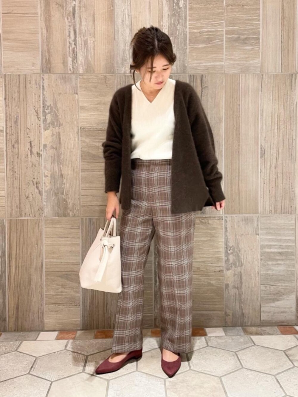 「カーディガン、リラックス、シューズ、ビジネス、👟バッグ、ニット/セーター、ぱんつ」｜「closet storyの＜closet story＞ モチーフ ビジュー ネックレス（ネックレス、その他）」を使った、takano_mさん（レディース・158cm）の秋コーディネートの1枚目の写真