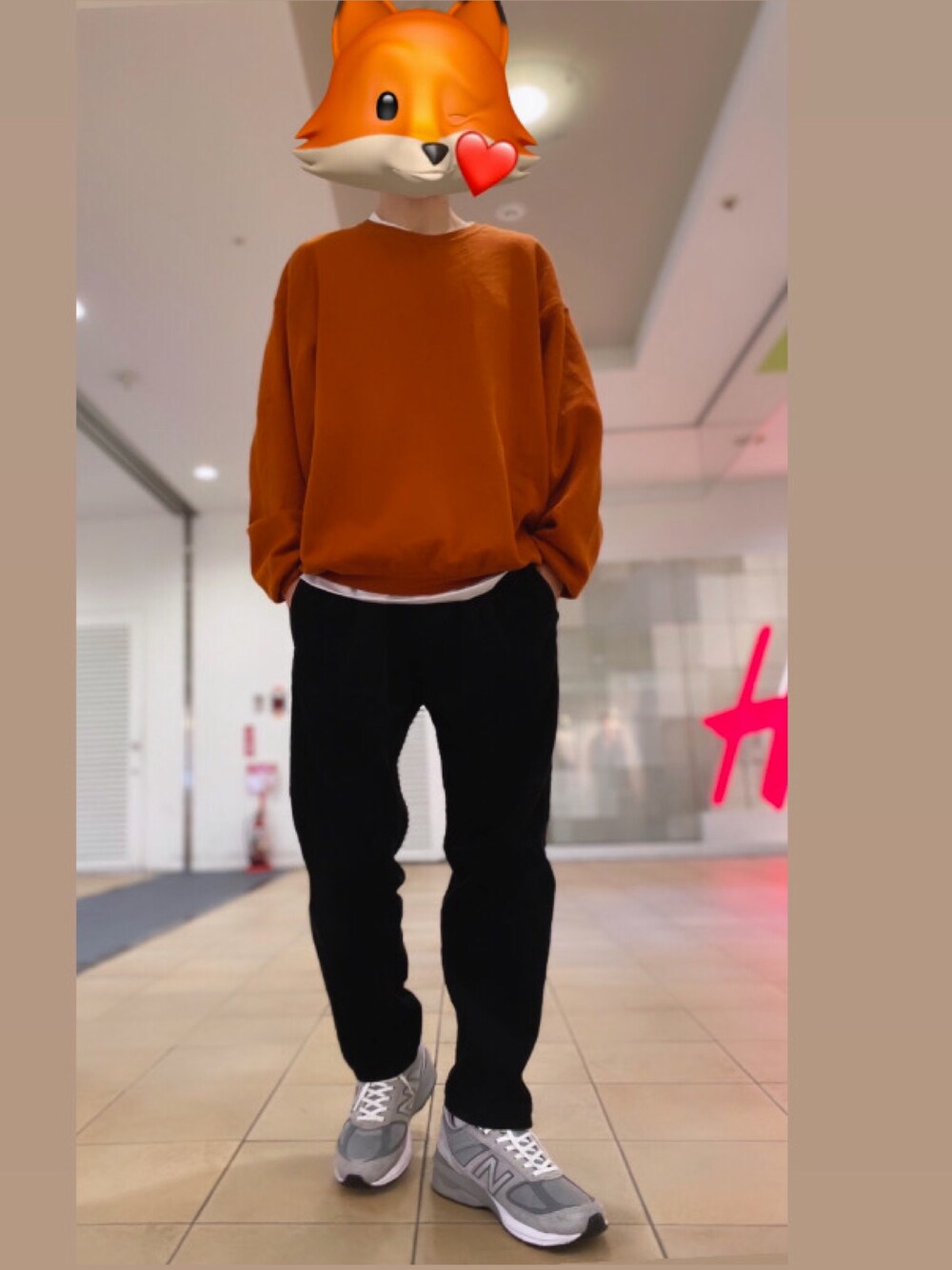 「秋コーデ、カジュアルコーデ、おしゃれさんと繋がりたい、オーバーサイズ、休日スタイル、古着、ゆるコーデ、古着コーデ、オレンジ、ブラック」｜「niko and...のアイテム（パンツ、ブラック系）」を使った、aTom🦊さん（メンズ・174cm）の秋コーディネートの1枚目の写真